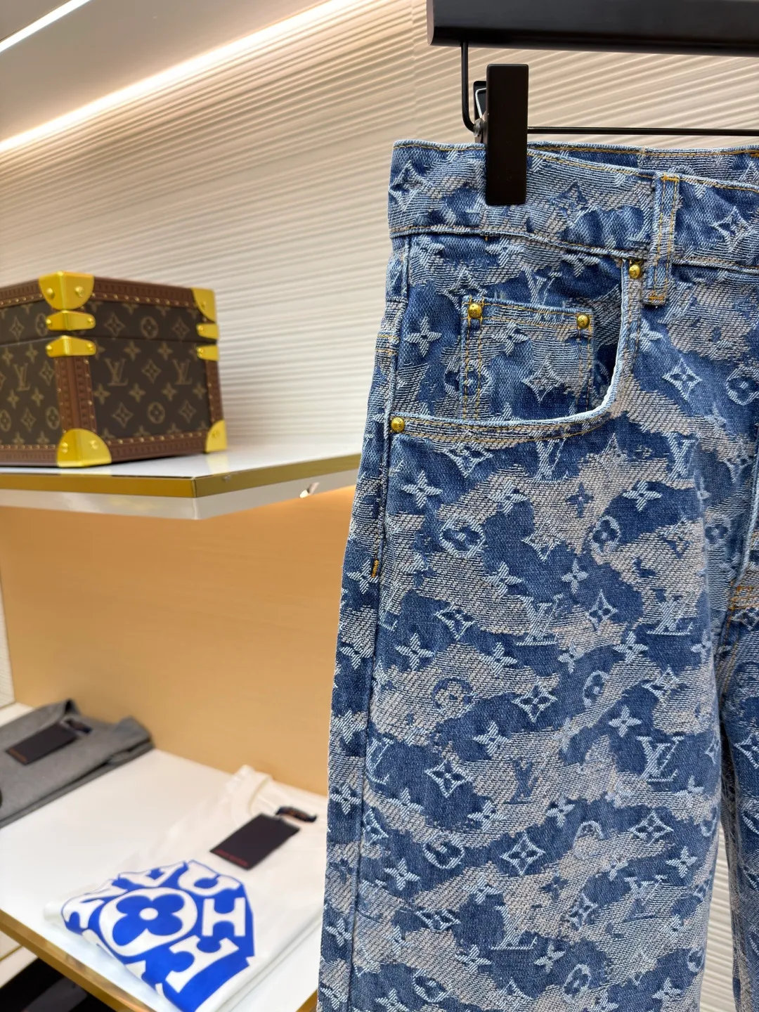 LOUIS VUITTON letter floating jacquard jeans ●Original version: purchased and developed by 14559 ●Item number: 1681998-B50 ●Material: denim denim fabric ●Technology: jacquard production ●Color: blue ●Version: fitted version ●Weight: about 955 grams ●Size: 28-30-32-34-36 ●Description: Made of heavy denim denim as the base, it uses distressed washing + gradient tie-dyeing to present a Monogram dark pattern effect. The gray-blue and off-white smudged colors are natural and layered, retaining the brand logo while enhancing the retro texture. The trousers have a skateboard straight cut, and the waistband is equipped with metal buttons and leather logo tags. The five-pocket structure follows the classic workwear design, and the edges of the pockets are reinforced with double-lane stitching, taking into account durability and style. The trouser legs are slightly narrowed to suit various scenarios. The overall process combines denim washing technology with brand logo technology, which not only retains the casual attributes of denim items, but also enhances high-luxury recognition through gradient textures. The overall wiring is straight and delicate, the fabric is comfortable and soft, and the color is consistent without color difference. It can be matched with the same style to create a fashionable look and control various occasions. Customized accessories, complete with three standards, same style for men and women!